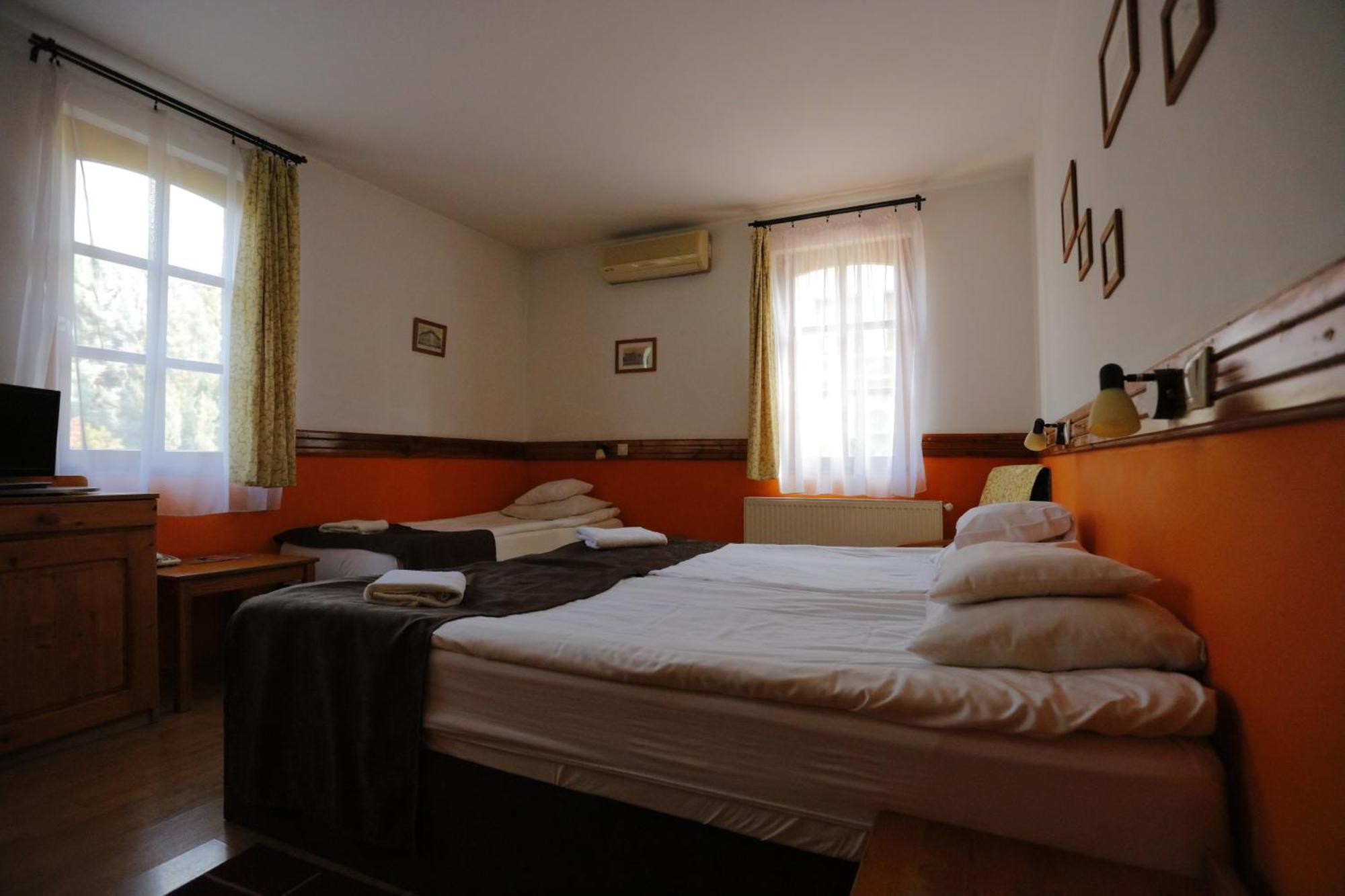 Hotel Szent Istvan เอ็กเกอร์ ภายนอก รูปภาพ