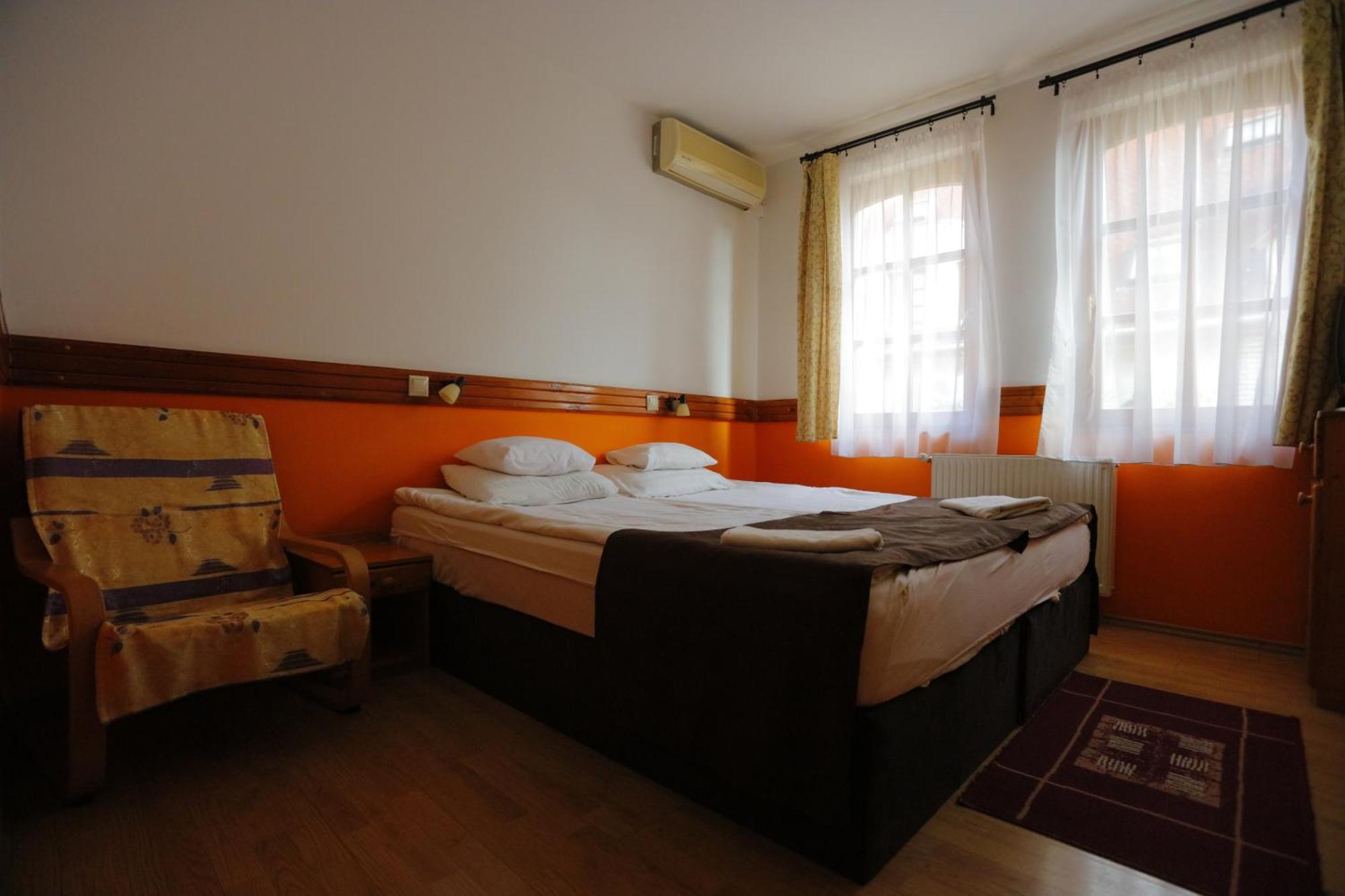 Hotel Szent Istvan เอ็กเกอร์ ภายนอก รูปภาพ